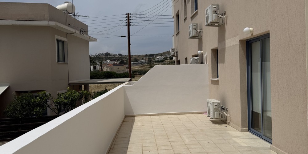 1-bedroom apartment with a large terrace in Geroskipou, Paphos — photo 15