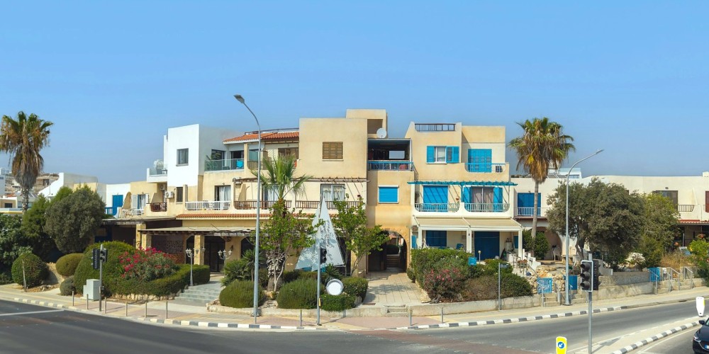 1-bedroom apartments and studios near the beach in Tombs of the Kings, Paphos — photo 1