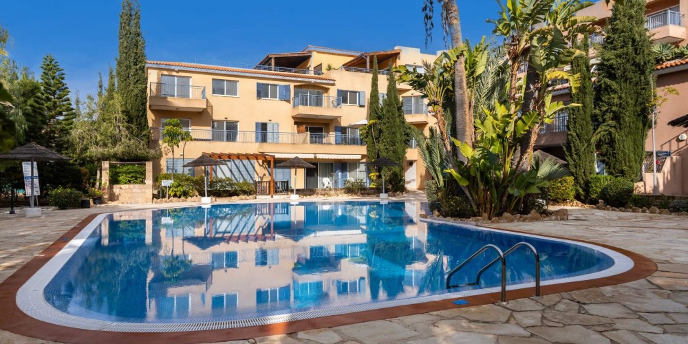 Apartments in a resort-style complex with a communal pool in Peyia, Paphos — photo 1