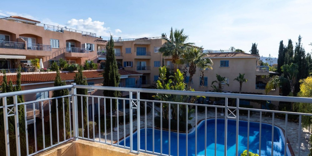 Apartments in a resort-style complex with a communal pool in Peyia, Paphos — photo 2