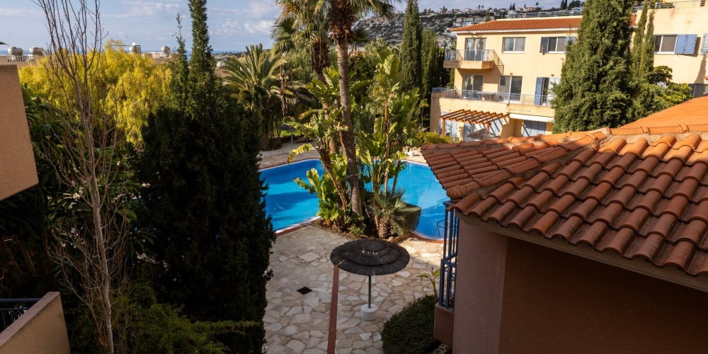 Apartments in a resort-style complex with a communal pool in Peyia, Paphos — photo 3