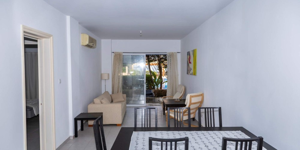 Apartments in a resort-style complex with a communal pool in Peyia, Paphos — photo 4