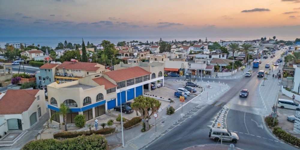 Retail space next to the beaches and the new marina in Coral Bay, Paphos — photo 1