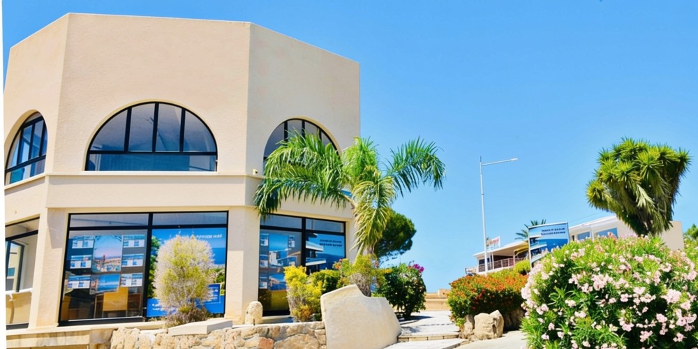 Retail space next to the beaches and the new marina in Coral Bay, Paphos — photo 4