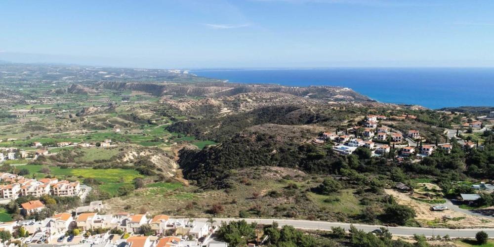 Elevated plot with panoramic bay views in Pissouri, Limassol — photo 1
