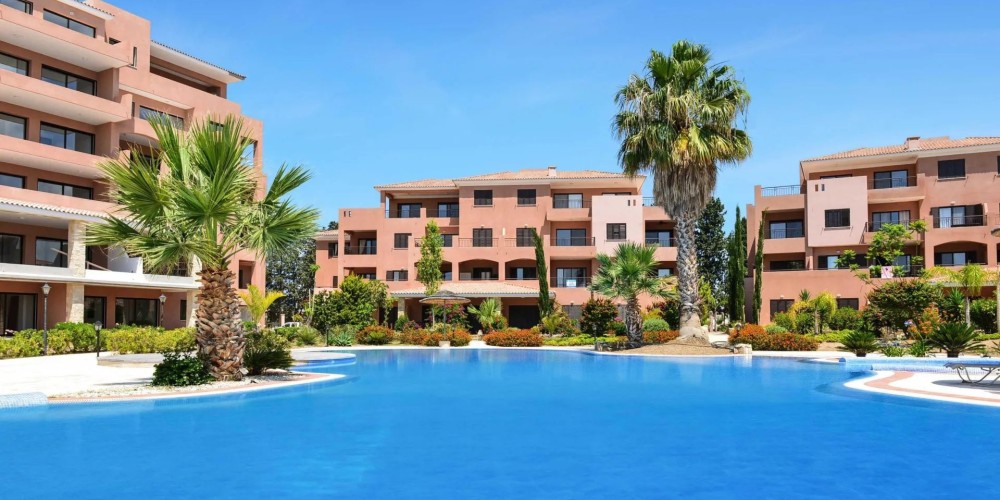 1-bedroom apartment in a gated complex with landscaped gardens and a pool in Universal, Paphos — photo 1