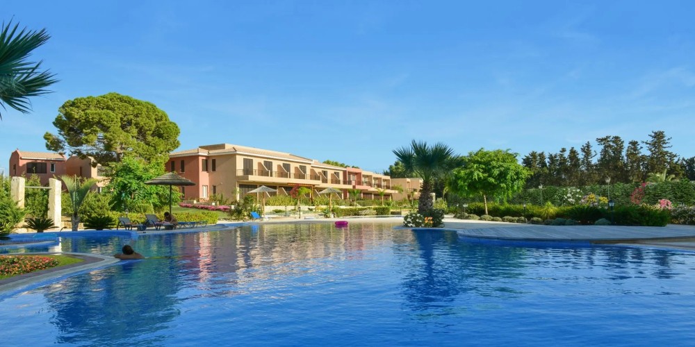 1-bedroom apartment in a gated complex with landscaped gardens and a pool in Universal, Paphos — photo 5