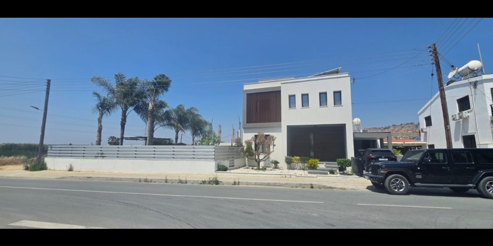 Fully renovated 4-bedroom family home with swimming pool in Oroklini, Larnaca — photo 1
