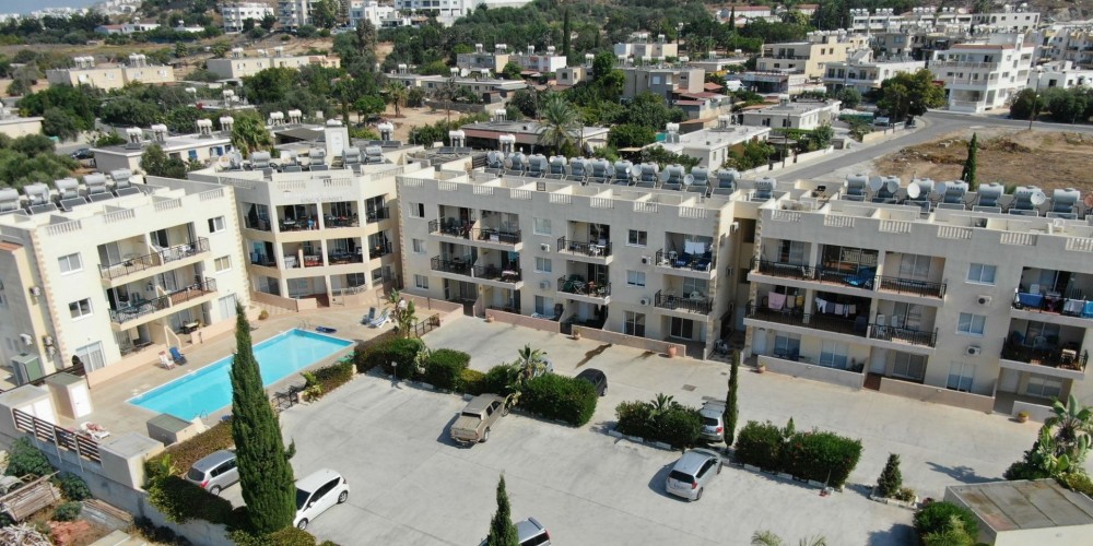 A resale 3 bedroom apartment with a communal pool in the tourist area of Paphos — photo 1
