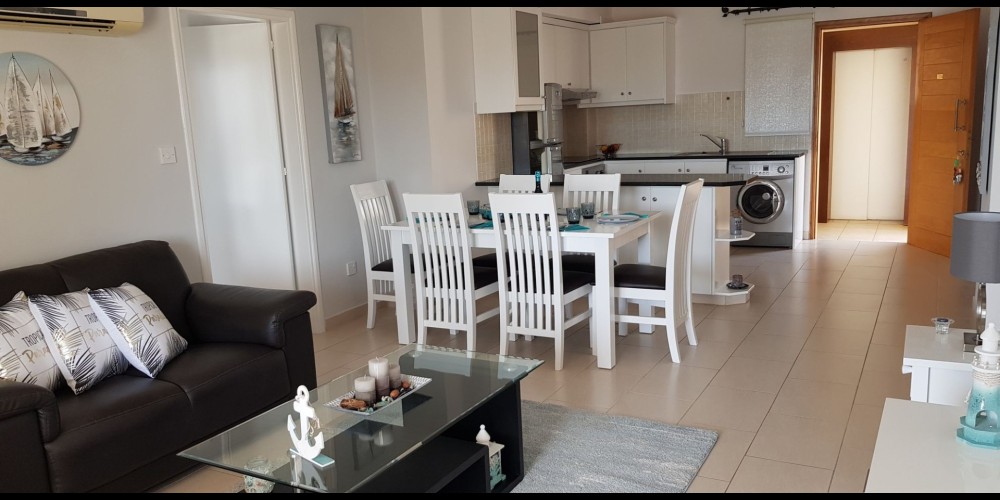 A resale 3 bedroom apartment with a communal pool in the tourist area of Paphos — photo 3