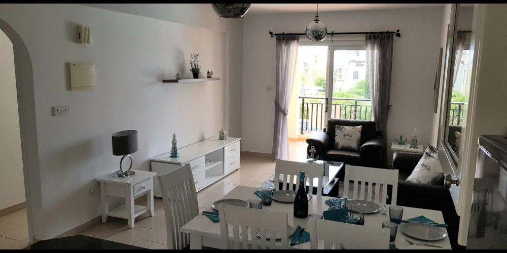 A resale 3 bedroom apartment with a communal pool in the tourist area of Paphos — photo 4